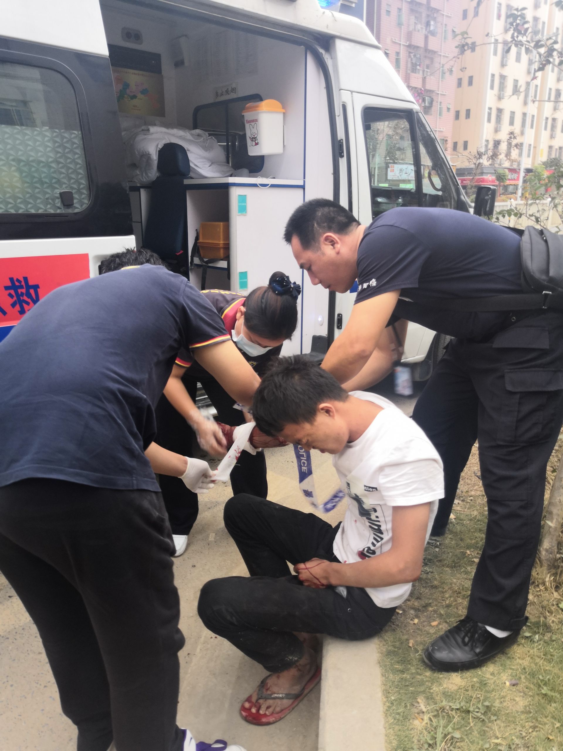 男子酒后割腕自残  网格员发现后及时救助