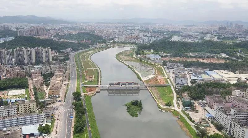 茅洲河整治现场｜精准信息，是潜水员在井下挨个巡查排污口得来的