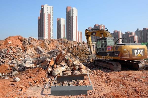 乱倒建筑垃圾？罚款15500元 司机被拘留10天