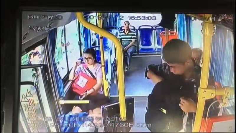 粗心爷爷送孙子坐车坐反方向 车站工作人员帮忙寻回