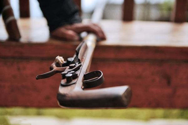 父子拔枪互射致儿死 法院:死者有错有违人伦 其父获轻判