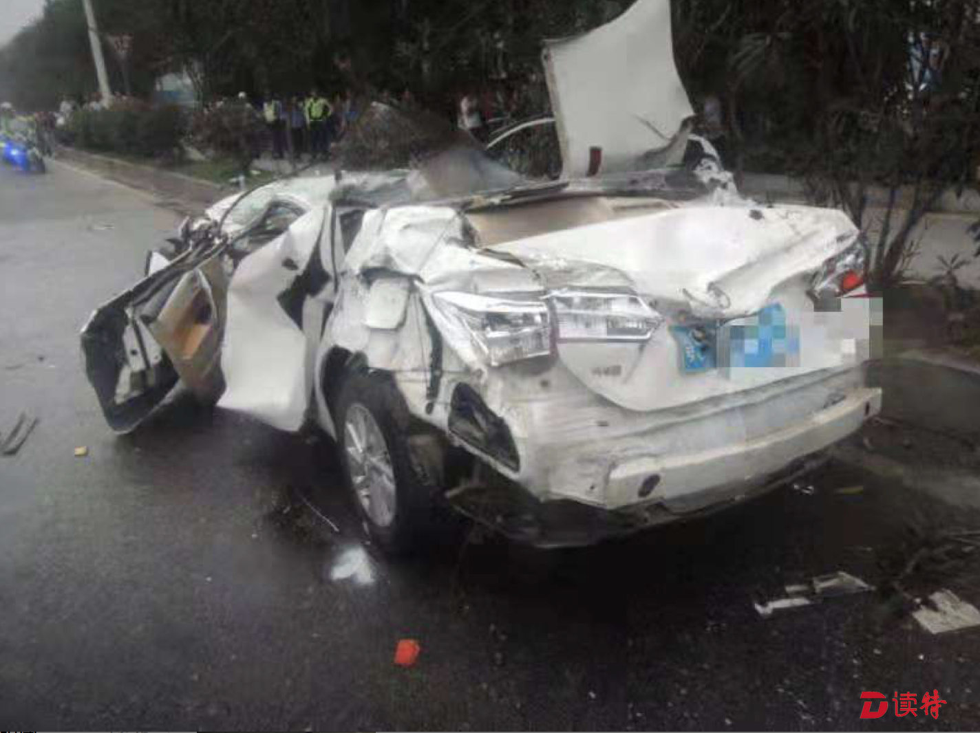 东莞货车压扁轿车致一人死亡 疑因操作不当致车辆侧翻