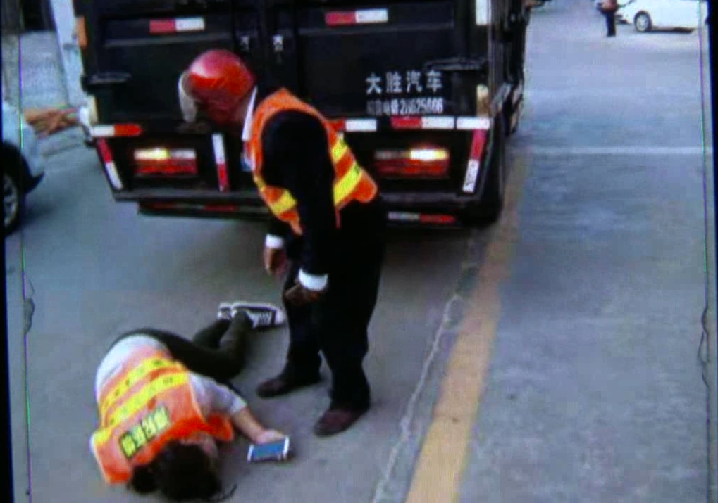 女环卫工被货车卷入车底……倒地后她竟还在看手机
