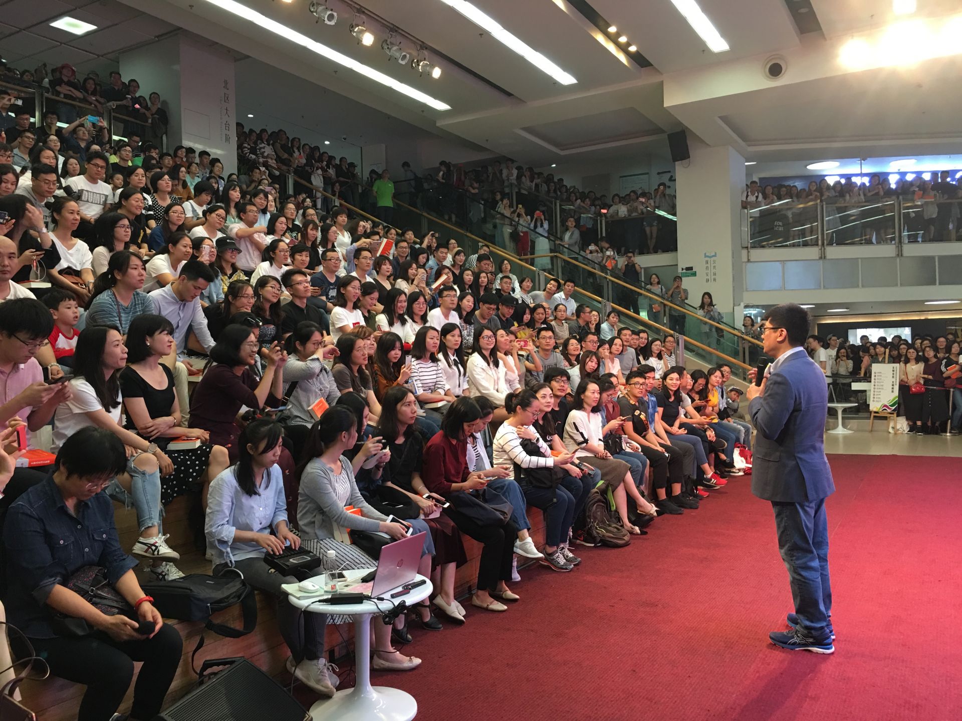 薛兆丰深圳签售分享“每个人的经济学”
