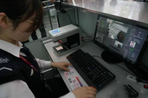 从购票到登机一部手机搞定  深圳机场启用无纸化乘机
