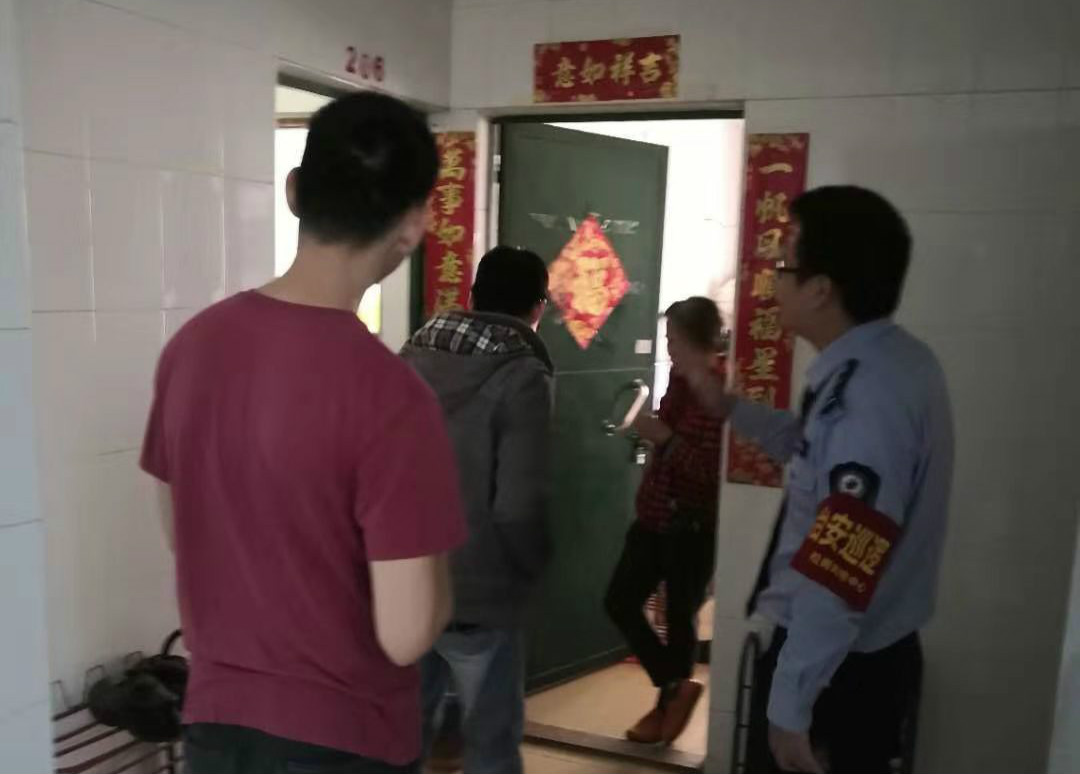 常将垃圾堆门口引纠纷 网格员上门解邻里恩怨