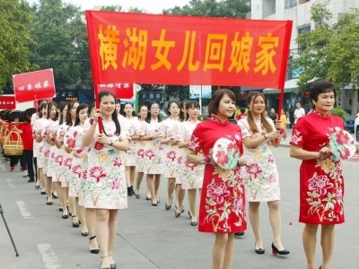 东莞横湖村100多位出嫁女组团回娘家，这场面热烈又感人！