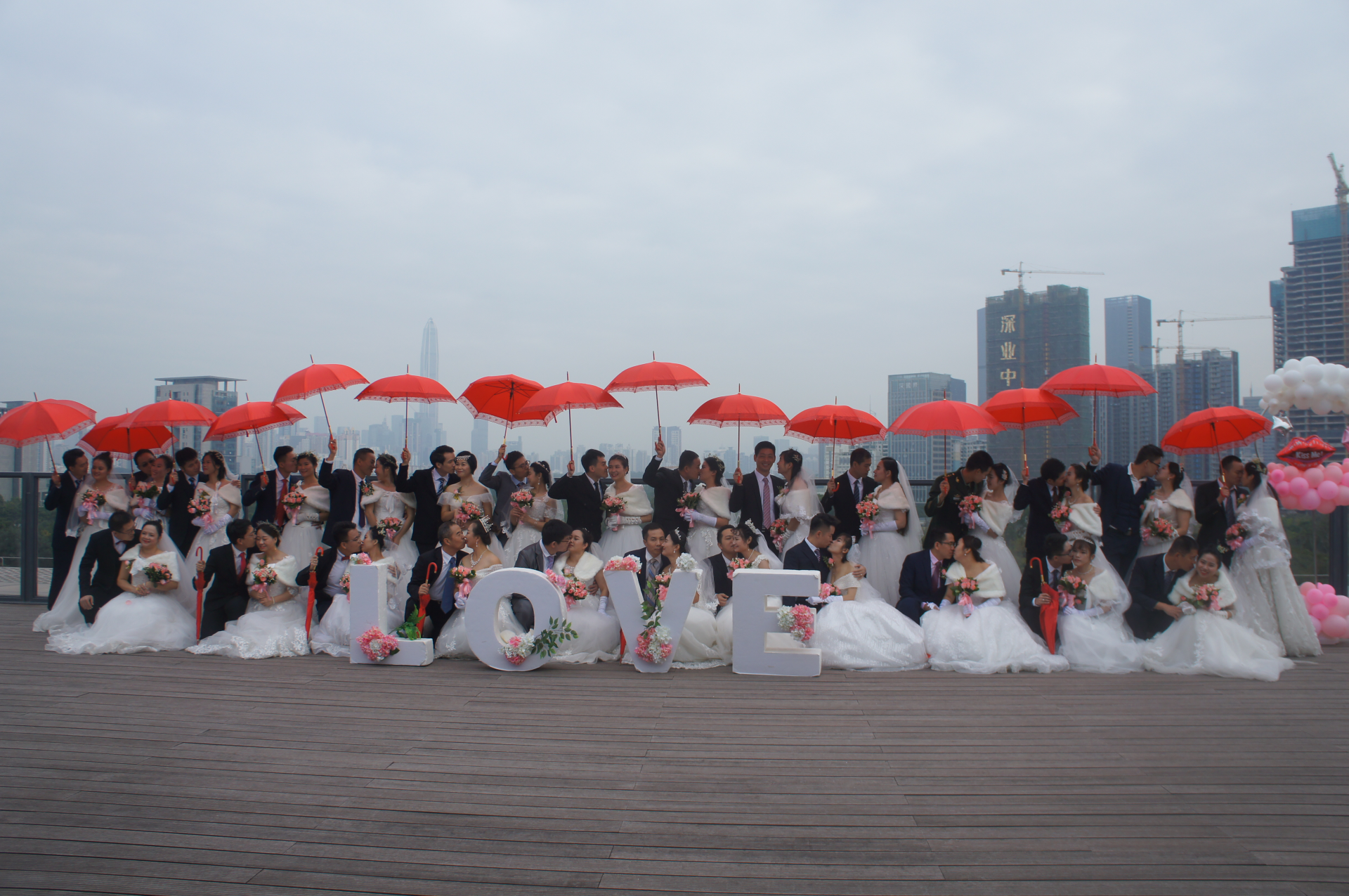香蜜公园举行集体自然婚礼，见证26对新人喜结良缘  