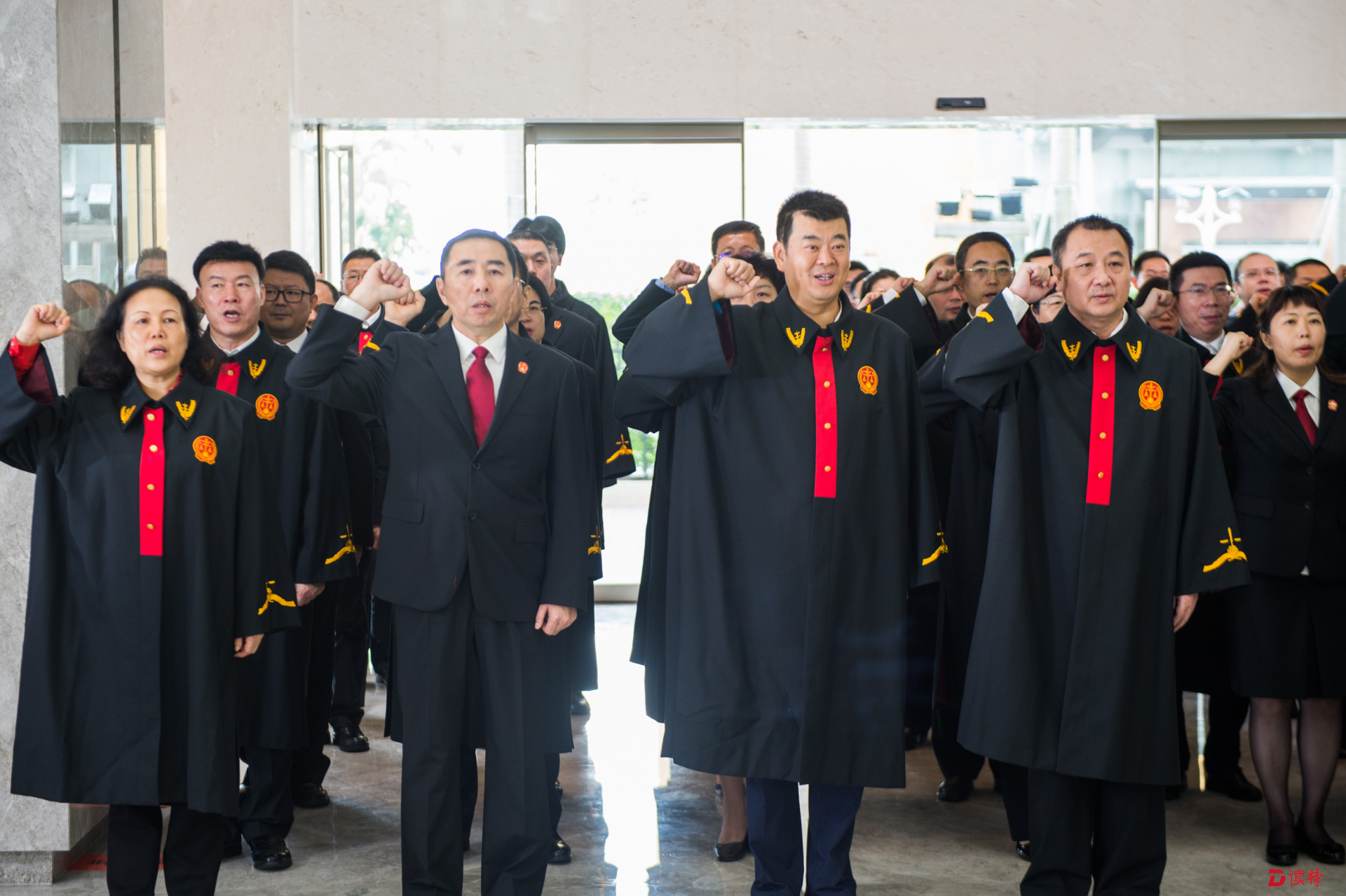 宪法日，法官在宪法墙前庄严宣誓！深圳中院落成全国法院首个新修订后宪法墙