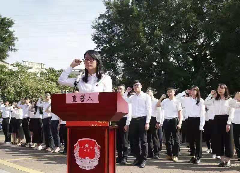 东莞大朗举行“向国家宪法日致敬”快闪活动