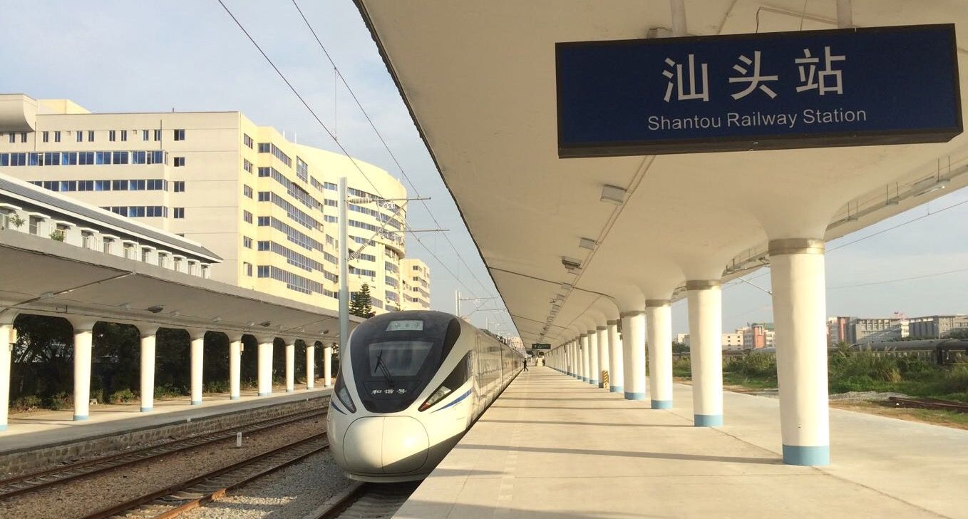 首列从深圳北站开出的测试动车组驶入汕头火车站