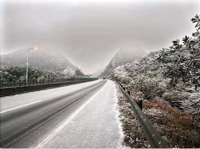 京珠北路面结冰封闭 交警：勿用生命去赏雪！