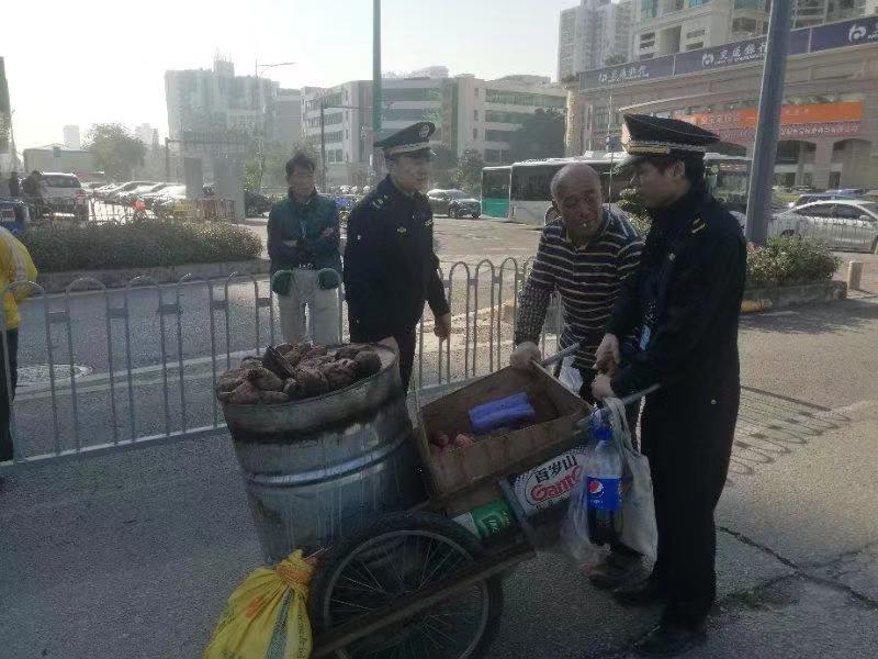 吃街头烤红薯小心“中毒”！新安执法队坚决取缔街头烤薯摊