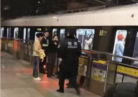 昨晚，一女子地铁站内被夹身亡……
