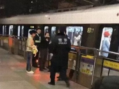 昨晚，一女子地铁站内被夹身亡……