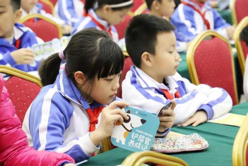 “文明养犬大讲堂”在荔园小学开讲