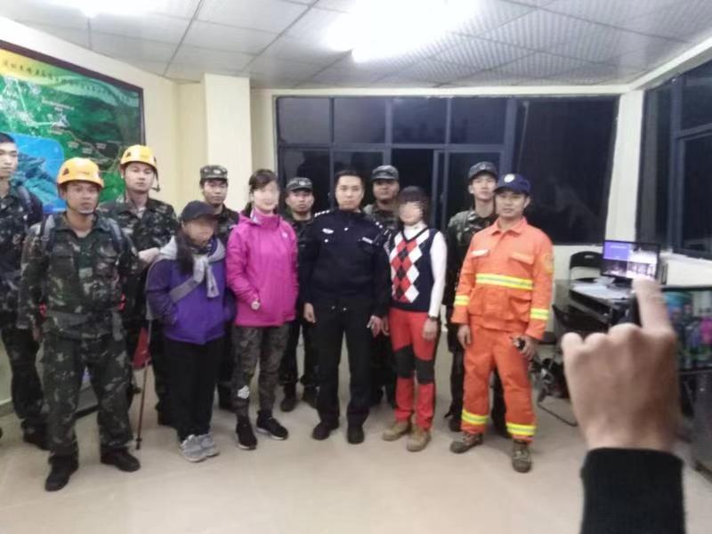 体力不支被困七娘山 大鹏警方成功救助四名被困驴友