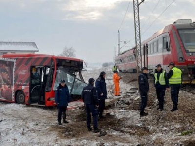 塞尔维亚一列火车与校车发生碰撞，造成至少5人死亡