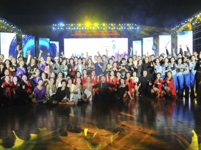 东莞举行全民尚艺节国标舞专场 舞出红色“主旋律”