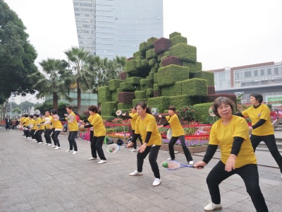 南园街道柔力球、太极表演助阵深圳国际马拉松赛