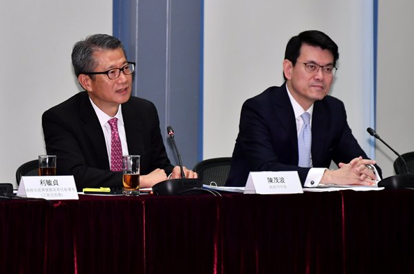 内地与香港经贸合作委员会在港举行首次会议