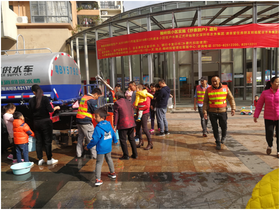 北环一供水管道漏水，市水务集团调送水车为受影响小区送水