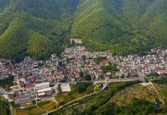 人民日报评论员：建设新时代美丽乡村