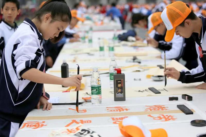 龙华区第六届中小学生健康主题书画比赛举行