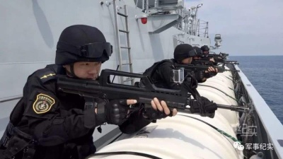 堪比大片！中国海军亚丁湾首次抓捕海盗现场画面