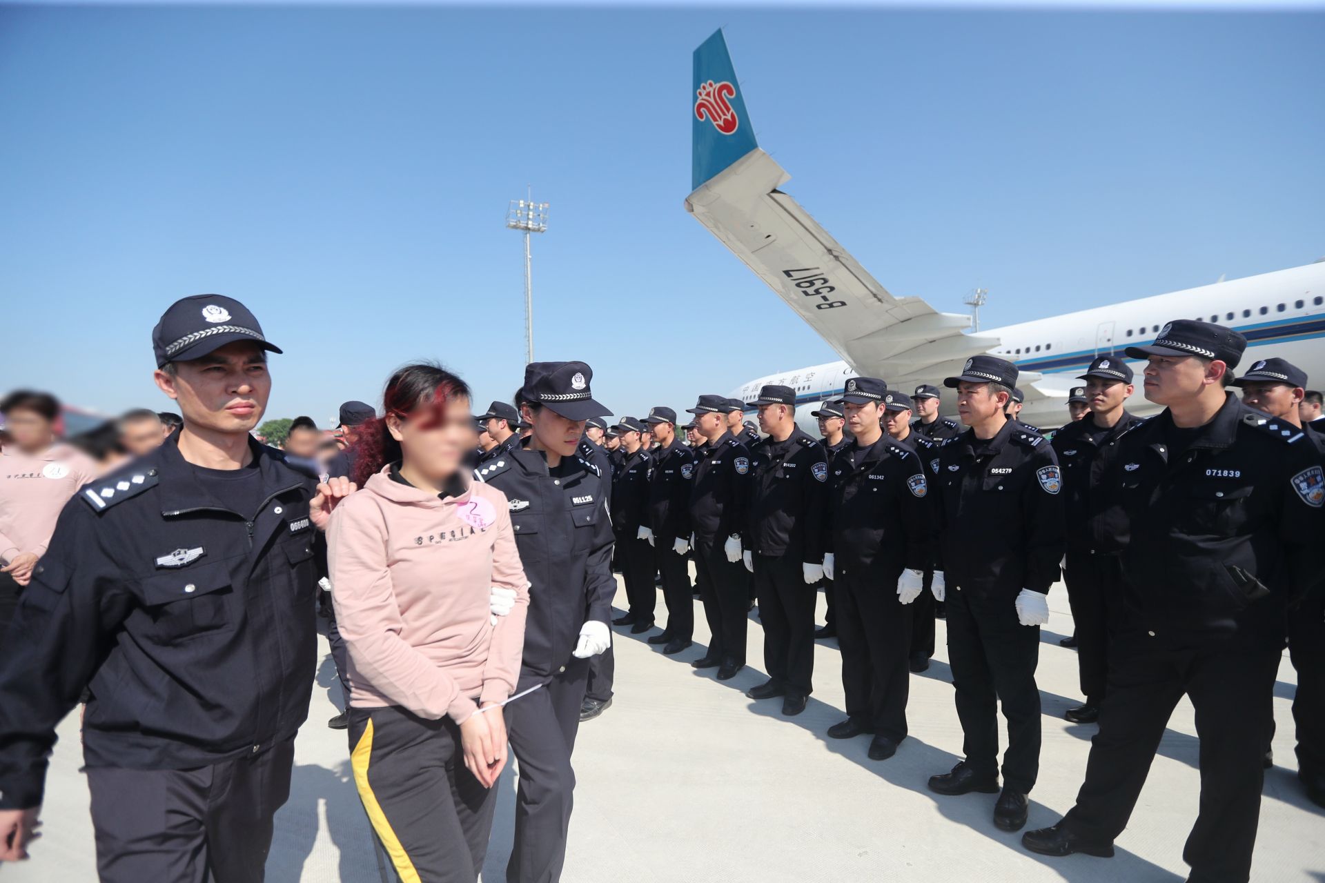 233名电信网络诈骗犯罪嫌疑人从柬埔寨被押解回国