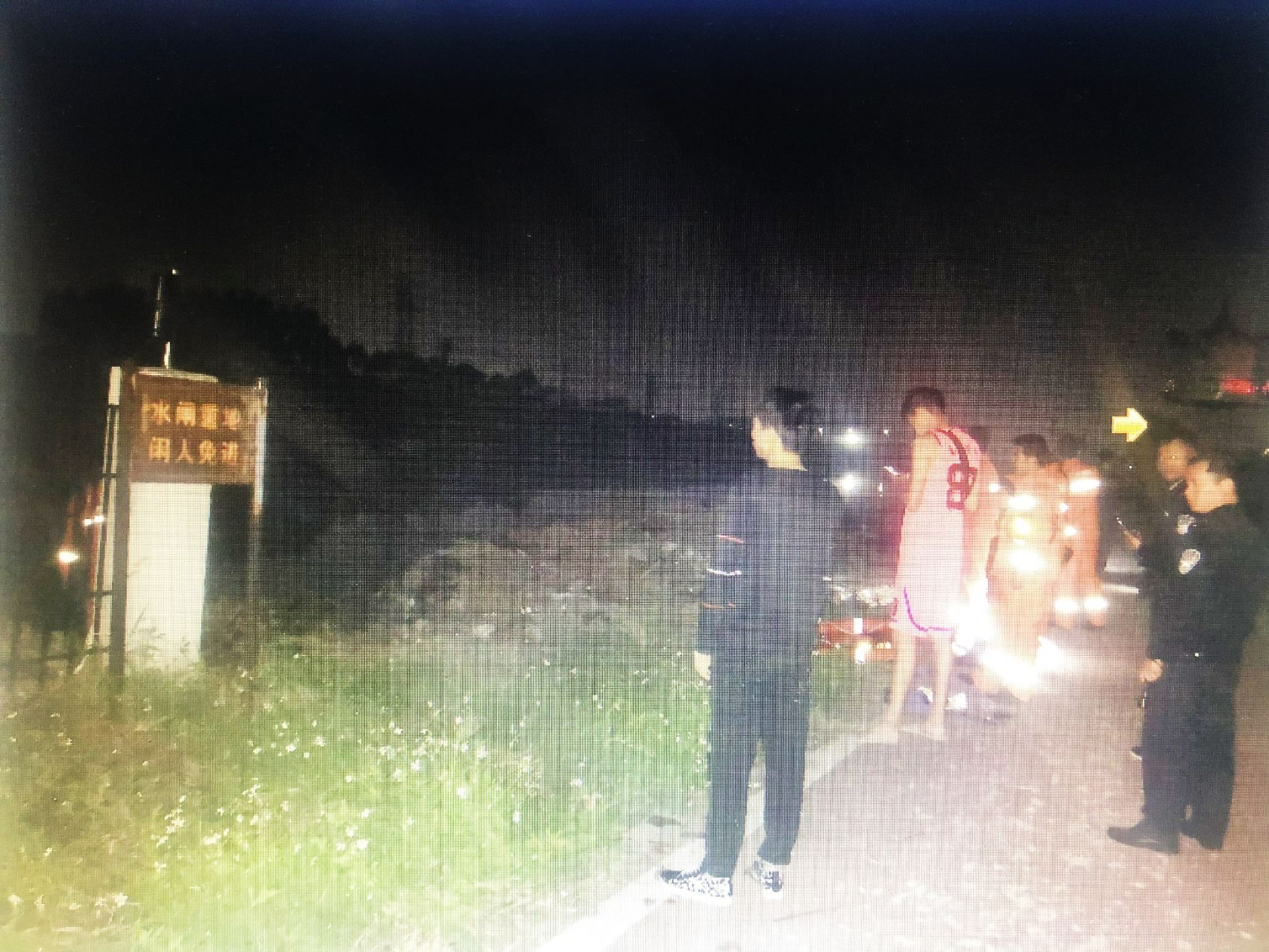 深夜下车“方便” 一男子误踩水浮莲踏空落水