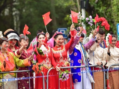 深圳锦绣中华56民族儿女为“深马”健儿加油