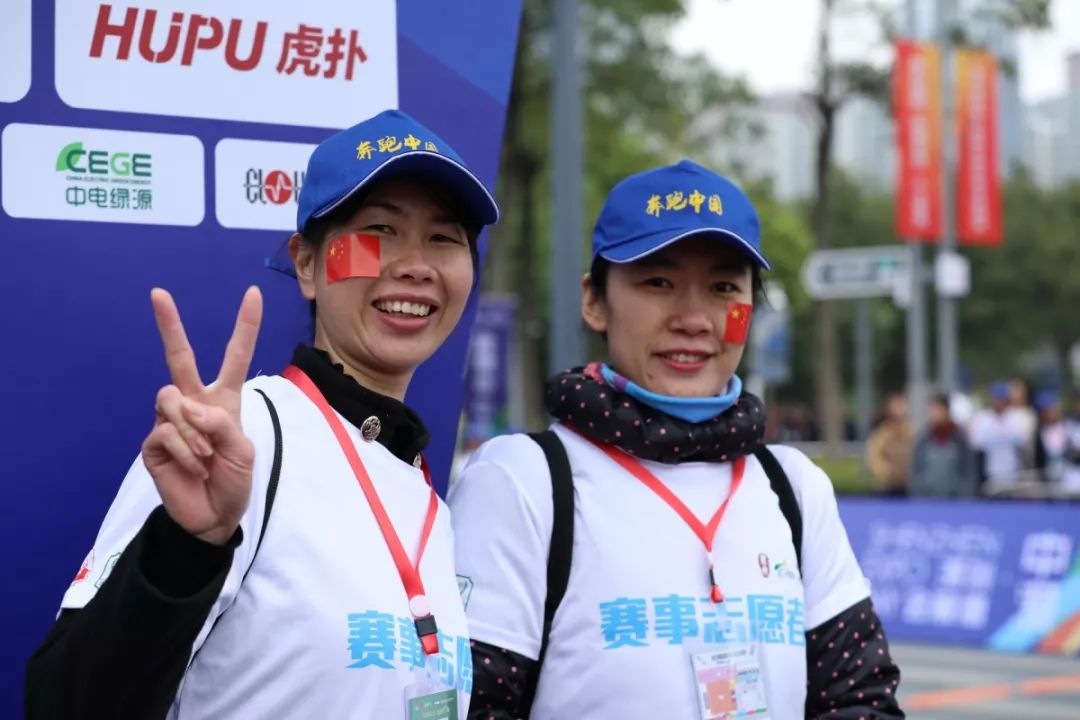 他们见过凌晨四点的宝安，更见证了一场马拉松的盛宴！
