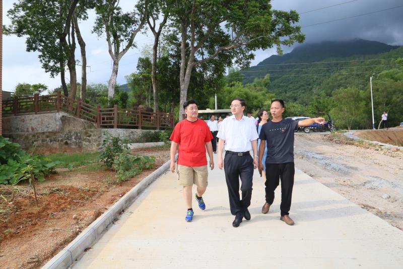 干部李光精准扶贫纪实：攻坚克难，他病倒在扶贫路上……