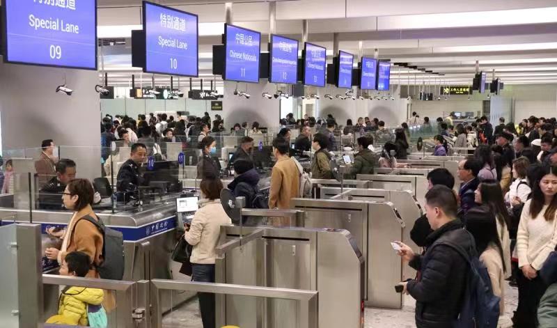 确保旅客顺利通关 西九龙边检民警凌晨加班查验