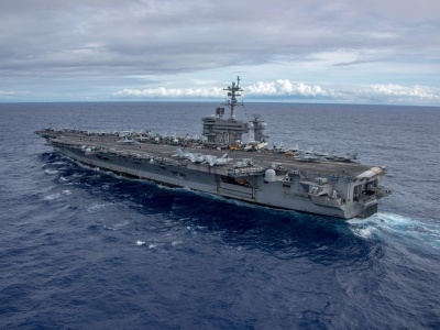 美航母重返海湾“秀武力” 伊朗军队海上大练兵
