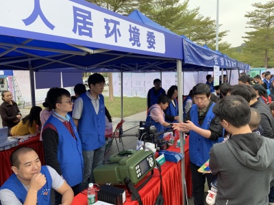 深圳市直机关近500名志愿者在“集市”为民服务