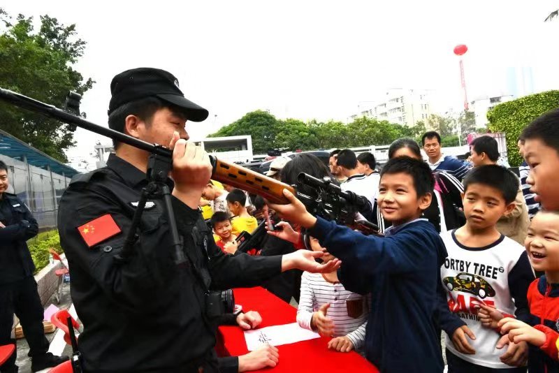 来龙岗公安分局，和20万市民一起看“小警官”初长成！