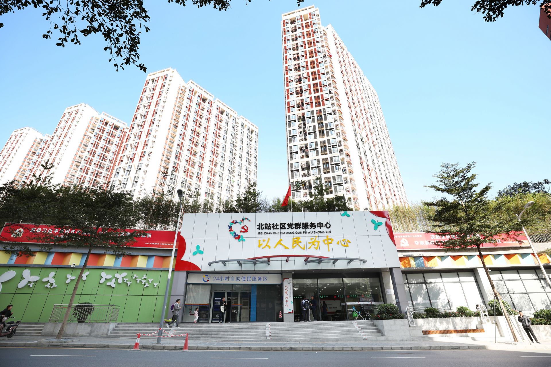 不忘嘱托再出发 北站社区党员群众集体观看改革开放40周年大会