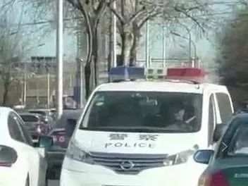 河南警车在京逆行，民警疑似骂人，官方通报来了！