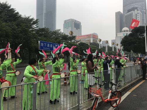 华富街道腰鼓表演迎接“深马”选手最后冲刺