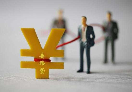 男孩手拿现金拍了张照结果噩梦开始……很多学生中招