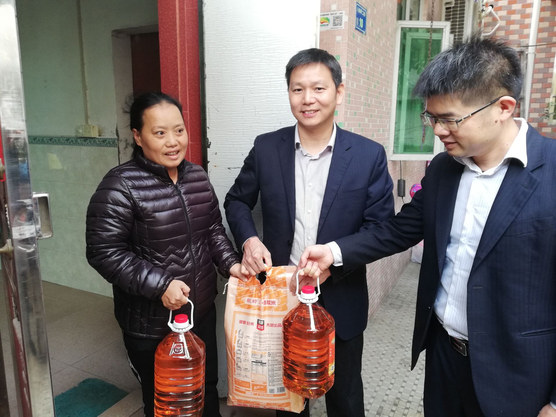 冬季送温暖 广州银行东莞分行慰问39户困难群众