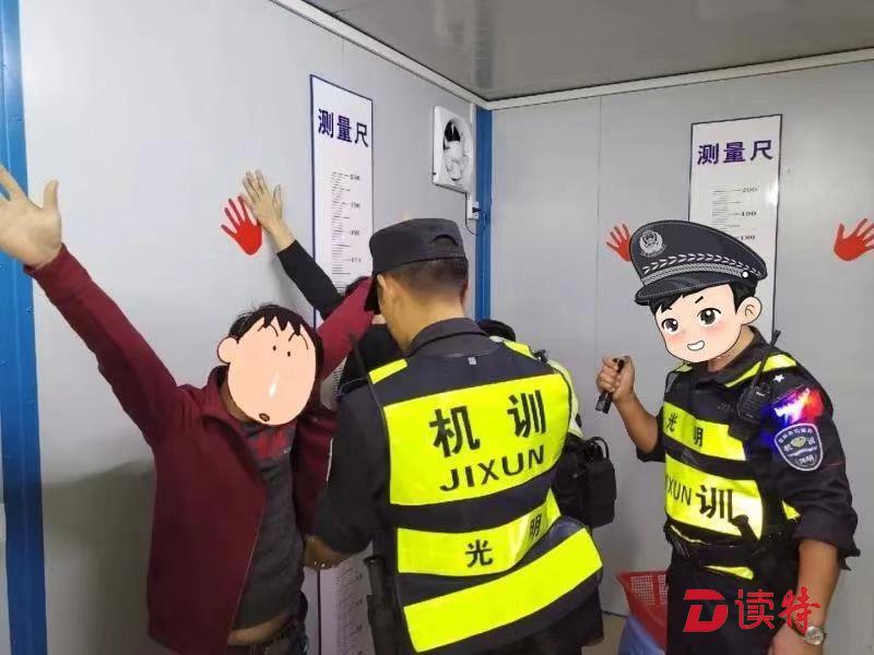 遇到查车男子跳车逃跑！ 警察当场从他身上搜出这些东西