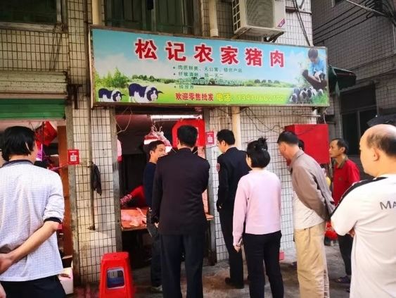 桂园街道城中村新七坊两家无照食品门店被依法查封