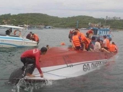 一载有21名中国公民的游船在越南翻船，一中国公民遇难