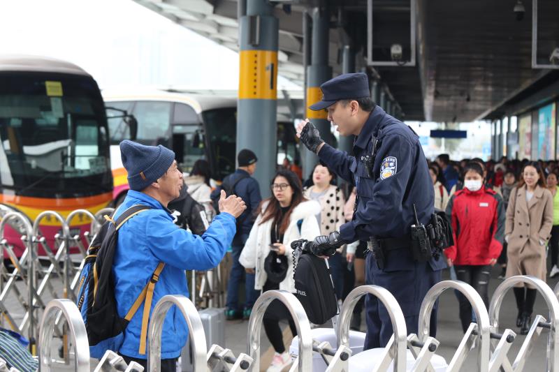 元旦假期首日，深圳湾口岸边检民警“三心”服务暖民心