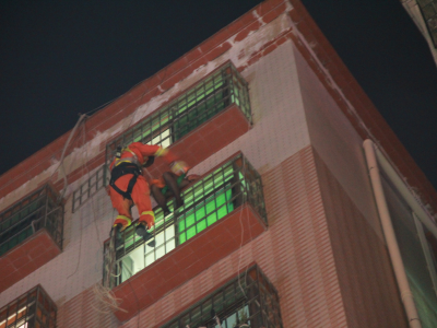 跳楼女子放弃轻生却被困窗台外，深圳消防营救有惊无险