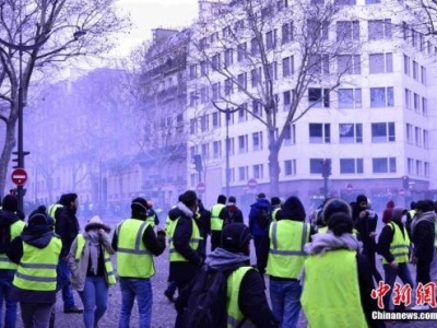 法国“黄背心”示威：逾13万人上街 总统将响应诉求