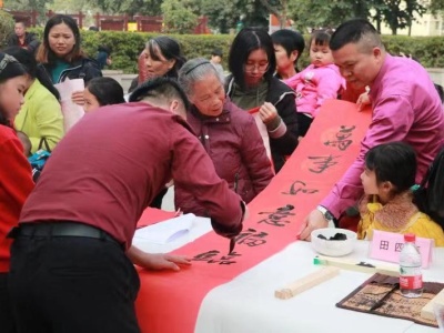 挥毫泼墨温暖送“福”，福海街道义写春联送祝福